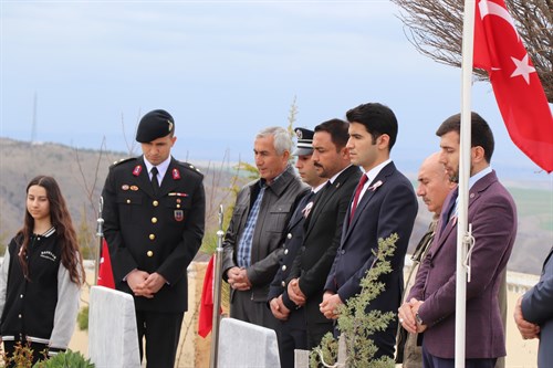 Kaymakamımız Sayın Yusuf ILICA Çanakkale Zaferi'nin 108. Yıldönümünü Şehitlerimizi Mezarı Başında Ziyaret Edip Dua Ederek Andılar